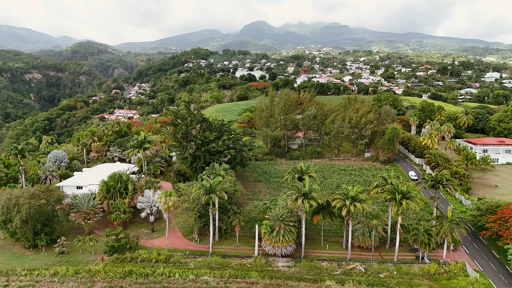 Vue sur le bourg de Saint-Claude et les mornes
